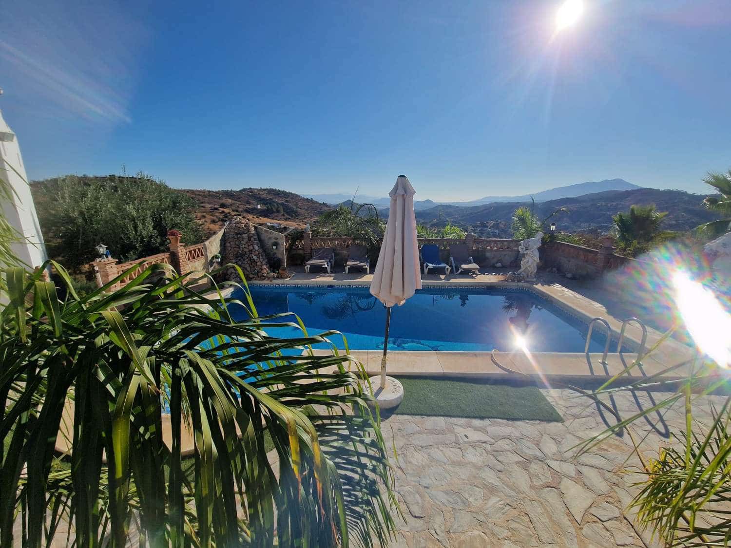 4 soveværelse Villa til salg i Guaro med swimmingpool - € 525.000 (Ref: 8522737)