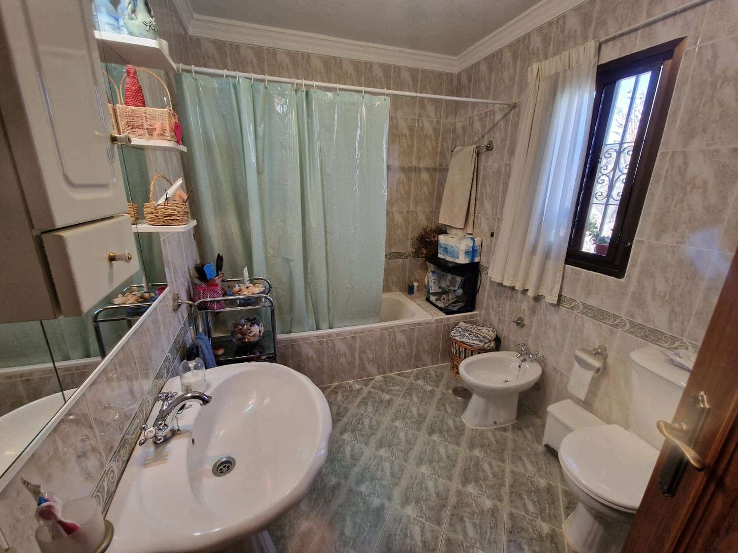 4 soveværelse Villa til salg i Guaro med swimmingpool - € 525.000 (Ref: 8522737)