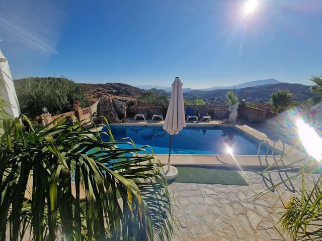 4 soveværelse Villa til salg i Guaro med swimmingpool - € 525.000 (Ref: 8522737)