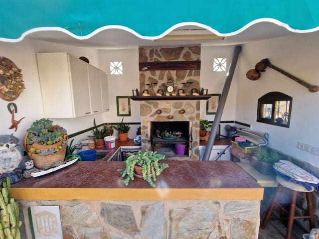 4 soveværelse Villa til salg i Guaro med swimmingpool - € 525.000 (Ref: 8522737)