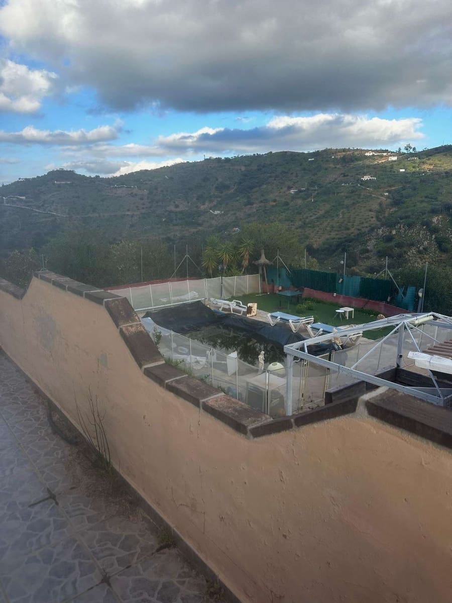 6 soveværelse Finca/Landehus til salg i Guaro med swimmingpool - € 450.000 (Ref: 8838357)