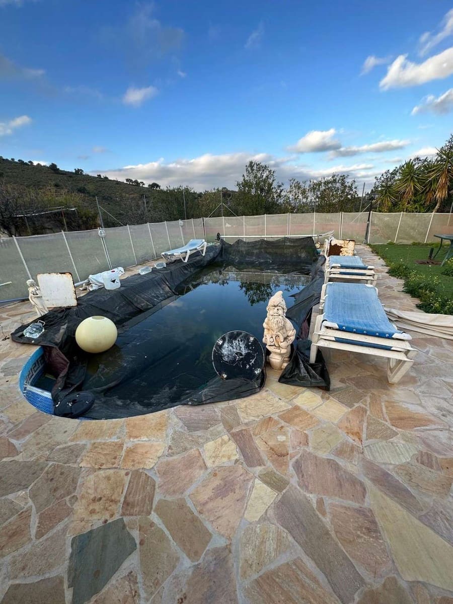 6 soveværelse Finca/Landehus til salg i Guaro med swimmingpool - € 450.000 (Ref: 8838357)