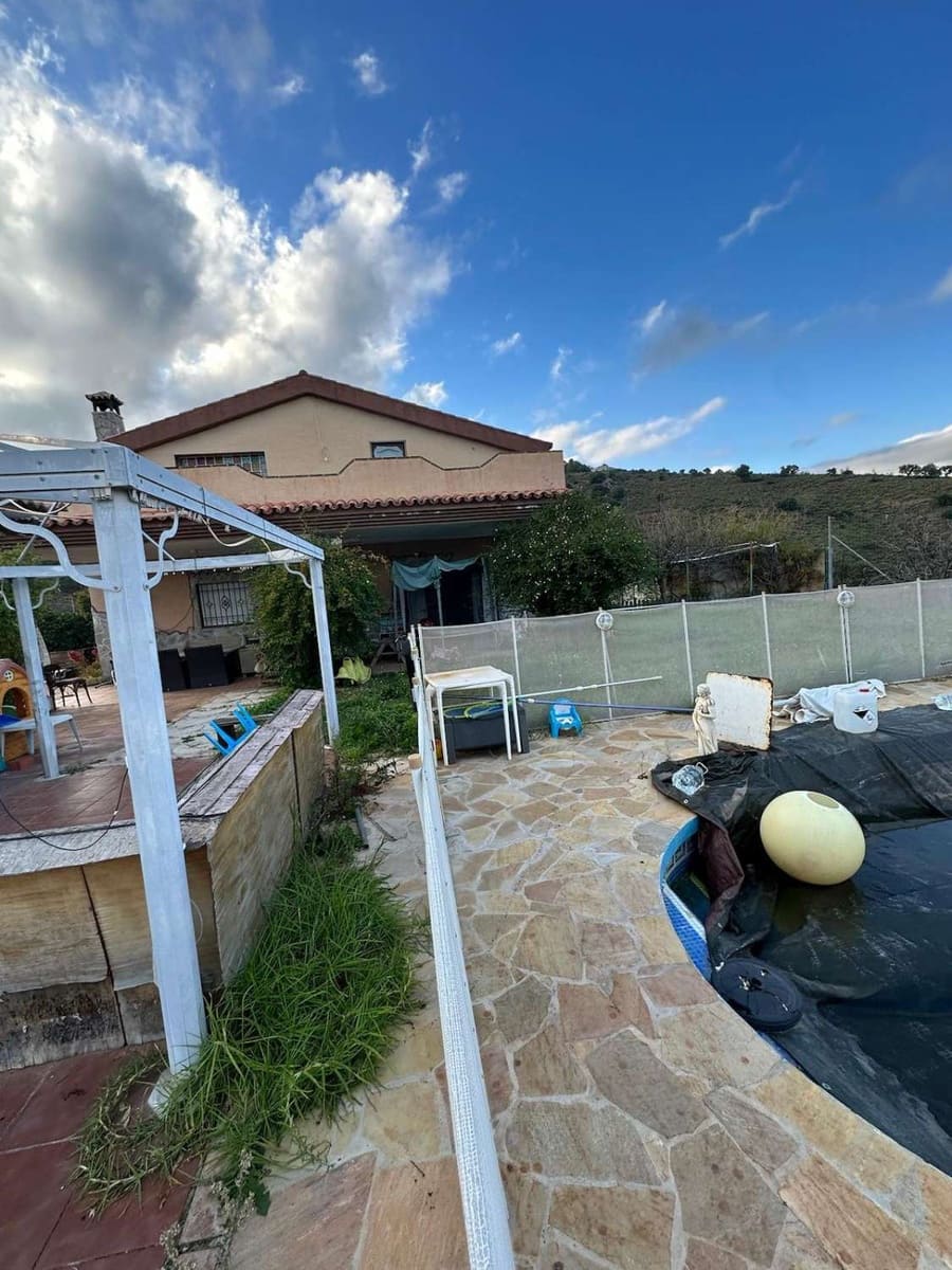 6 soveværelse Finca/Landehus til salg i Guaro med swimmingpool - € 450.000 (Ref: 8838357)