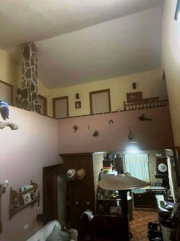 6 soveværelse Finca/Landehus til salg i Guaro med swimmingpool - € 450.000 (Ref: 8838357)