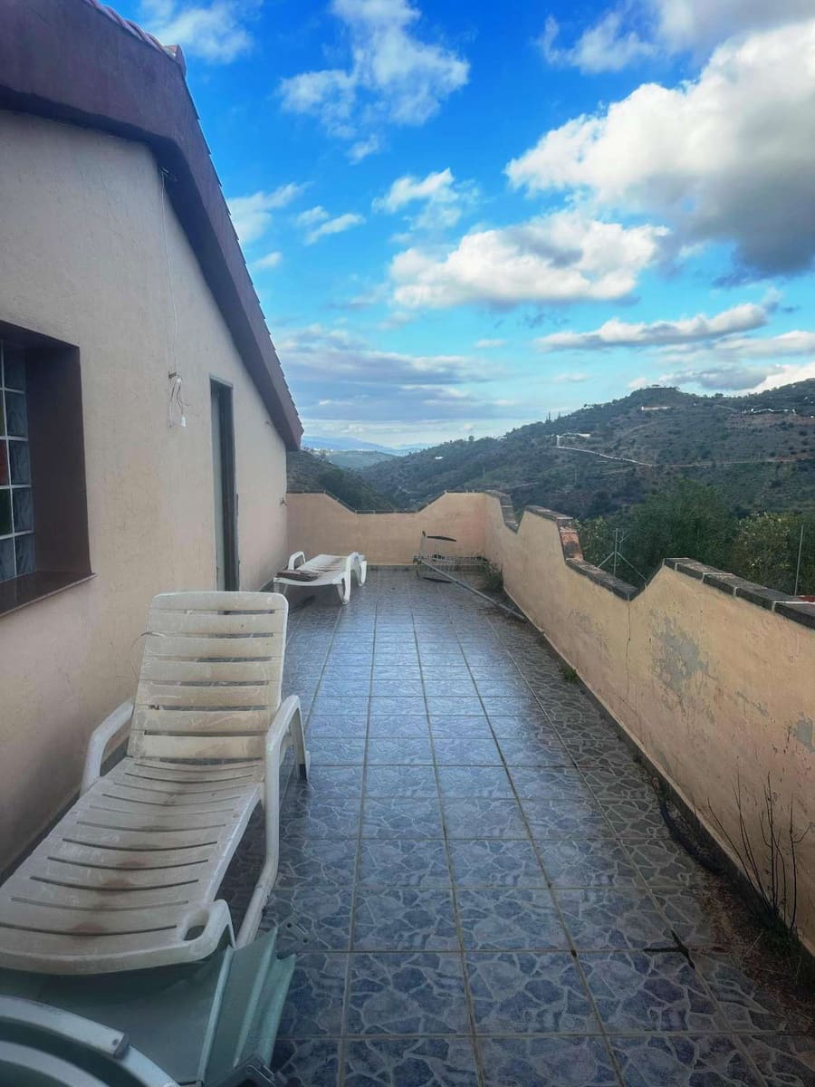 6 soveværelse Finca/Landehus til salg i Guaro med swimmingpool - € 450.000 (Ref: 8838357)