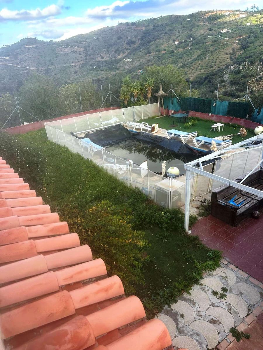 6 soveværelse Finca/Landehus til salg i Guaro med swimmingpool - € 450.000 (Ref: 8838357)