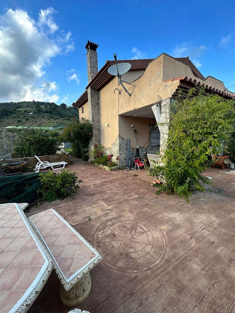 6 soveværelse Finca/Landehus til salg i Guaro med swimmingpool - € 450.000 (Ref: 8838357)