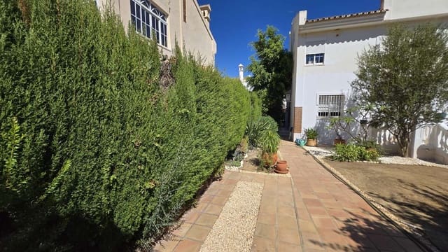 3 slaapkamer Halfvrijstaande villa te koop in Alhaurín de la Torre met garage - € 490.000 (Ref: 9251838)