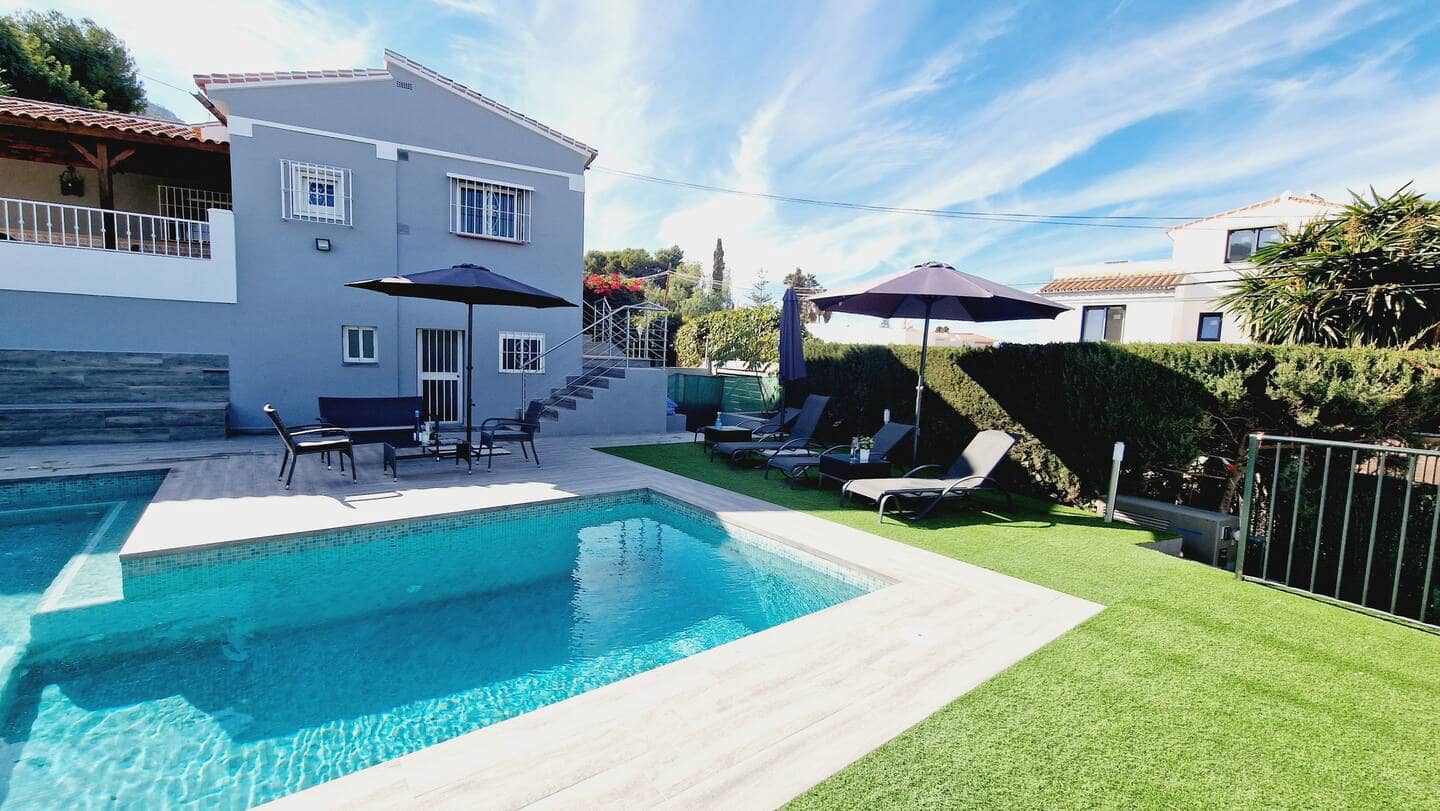 3 bedroom Villa for rent in Alhaurin de la Torre with pool garage - € 2,750 (Ref: 9272055)