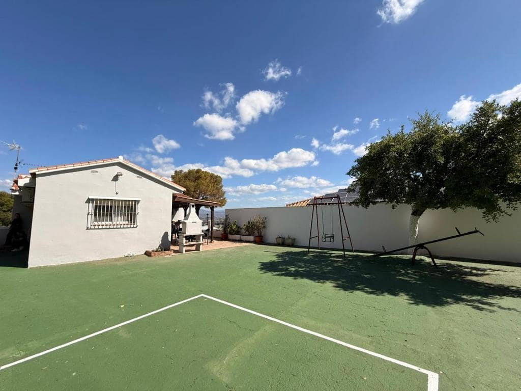 3 bedroom Villa for rent in Alhaurin de la Torre with pool garage - € 2,750 (Ref: 9272055)