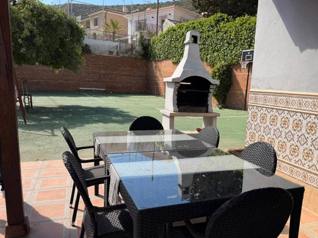 3 bedroom Villa for rent in Alhaurin de la Torre with pool garage - € 2,750 (Ref: 9272055)
