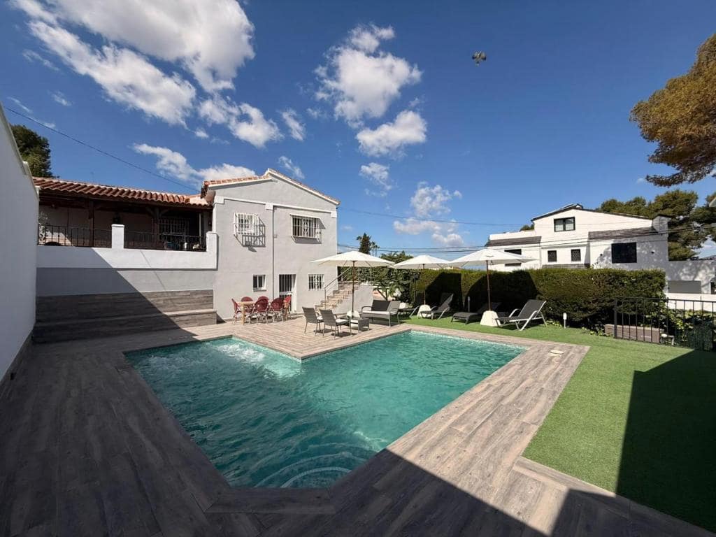 3 bedroom Villa for rent in Alhaurin de la Torre with pool garage - € 2,750 (Ref: 9272055)