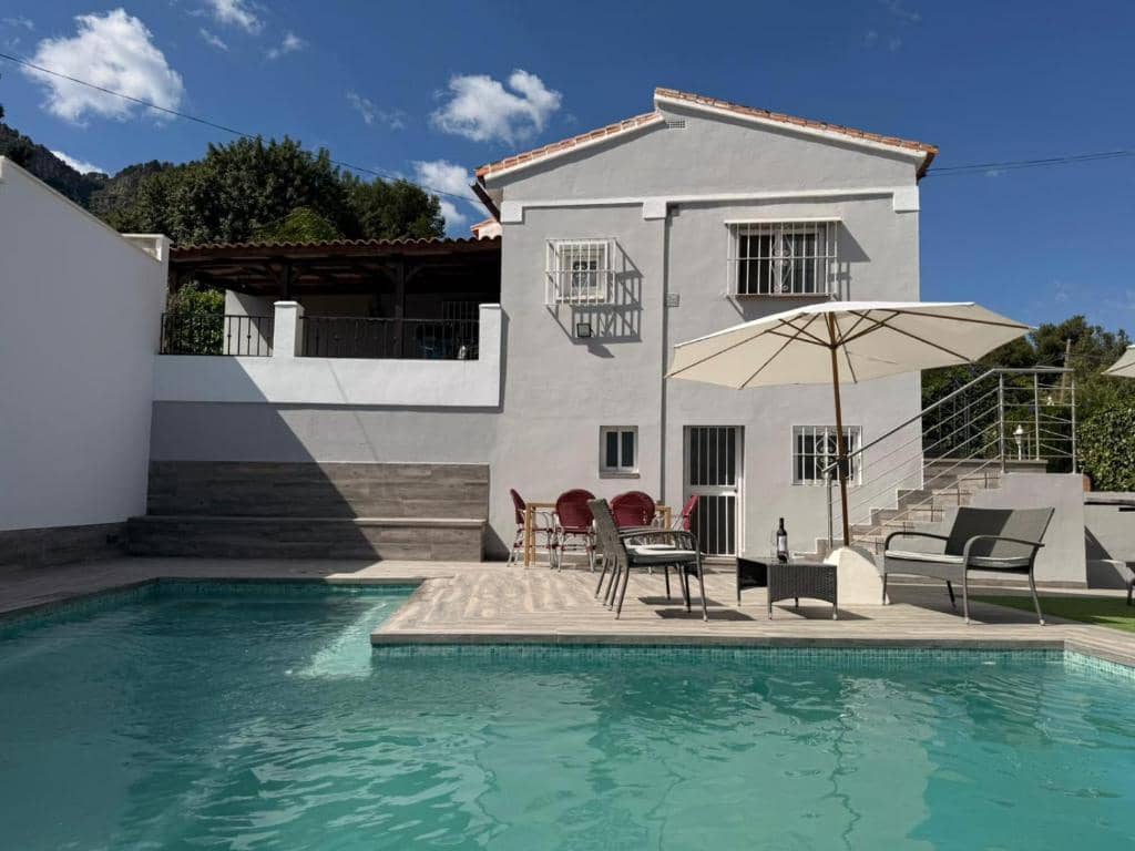 3 bedroom Villa for rent in Alhaurin de la Torre with pool garage - € 2,750 (Ref: 9272055)