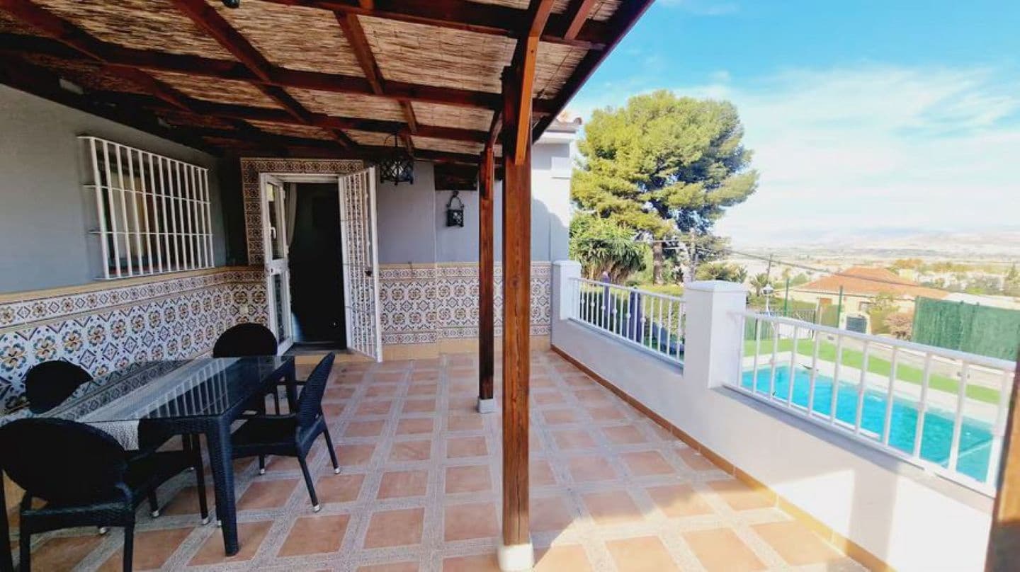 3 bedroom Villa for rent in Alhaurin de la Torre with pool garage - € 2,750 (Ref: 9272055)