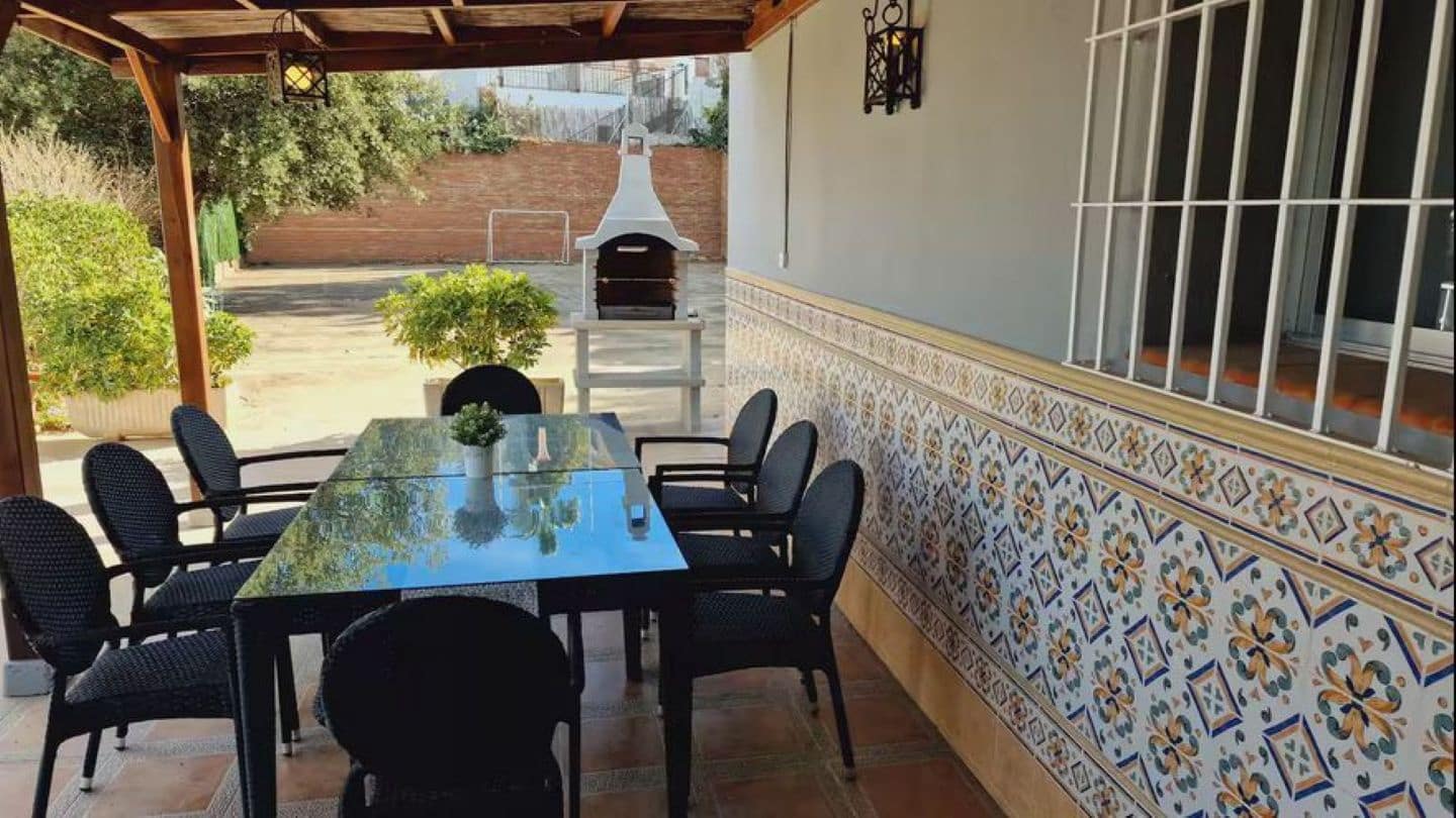 3 bedroom Villa for rent in Alhaurin de la Torre with pool garage - € 2,750 (Ref: 9272055)