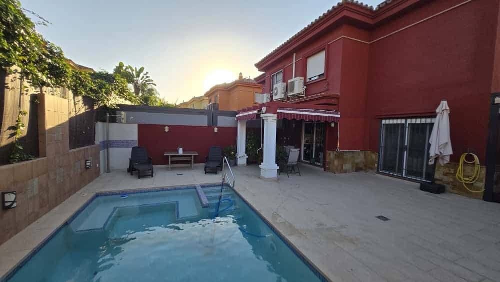 4 soveværelse Semi-Rækkehus til salg i Alhaurin de la Torre med swimmingpool - € 550.000 (Ref: 9325924)