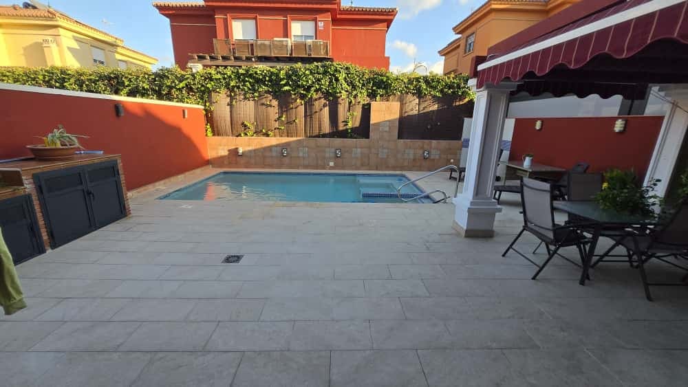 4 soveværelse Semi-Rækkehus til salg i Alhaurin de la Torre med swimmingpool - € 550.000 (Ref: 9325924)