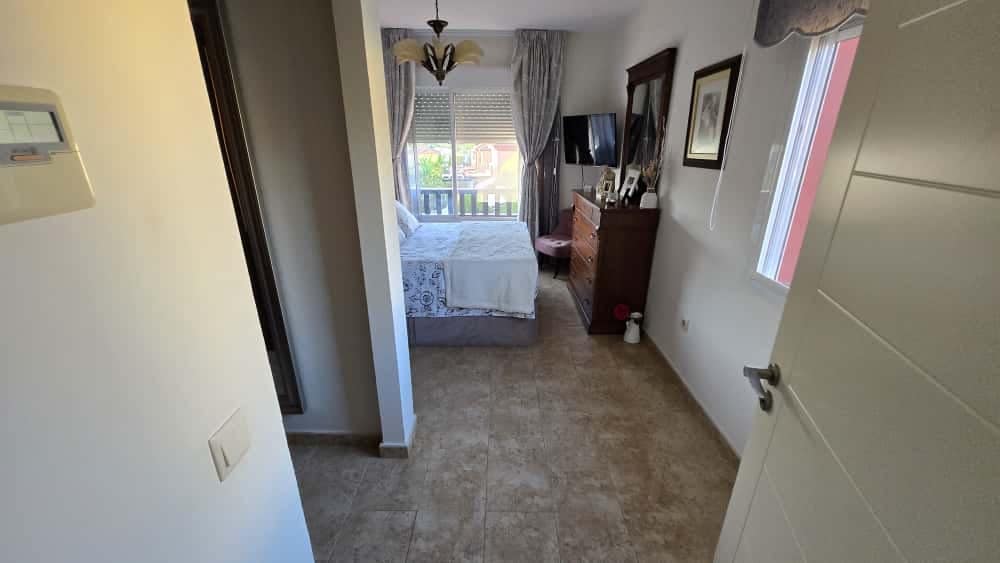 4 soveværelse Semi-Rækkehus til salg i Alhaurin de la Torre med swimmingpool - € 550.000 (Ref: 9325924)