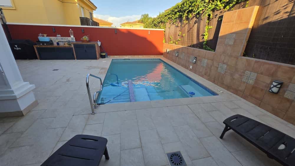 4 soveværelse Semi-Rækkehus til salg i Alhaurin de la Torre med swimmingpool - € 550.000 (Ref: 9325924)