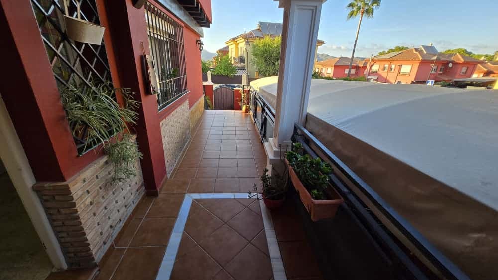 4 soveværelse Semi-Rækkehus til salg i Alhaurin de la Torre med swimmingpool - € 550.000 (Ref: 9325924)