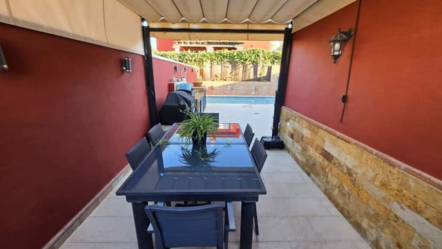 4 soveværelse Semi-Rækkehus til salg i Alhaurín de la Torre med swimmingpool - € 550.000 (Ref: 9325924)