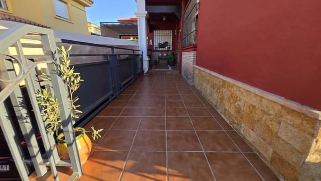 4 soveværelse Semi-Rækkehus til salg i Alhaurín de la Torre med swimmingpool - € 550.000 (Ref: 9325924)