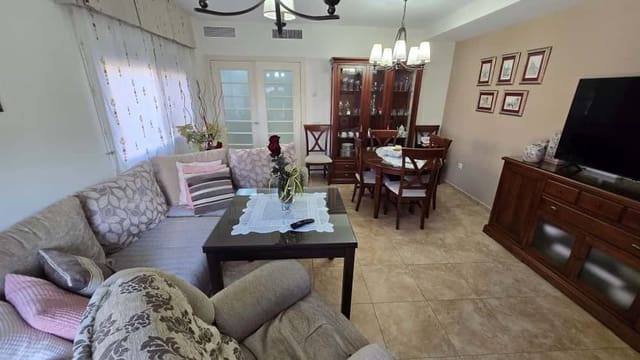 4 soveværelse Semi-Rækkehus til salg i Alhaurín de la Torre med swimmingpool - € 550.000 (Ref: 9325924)