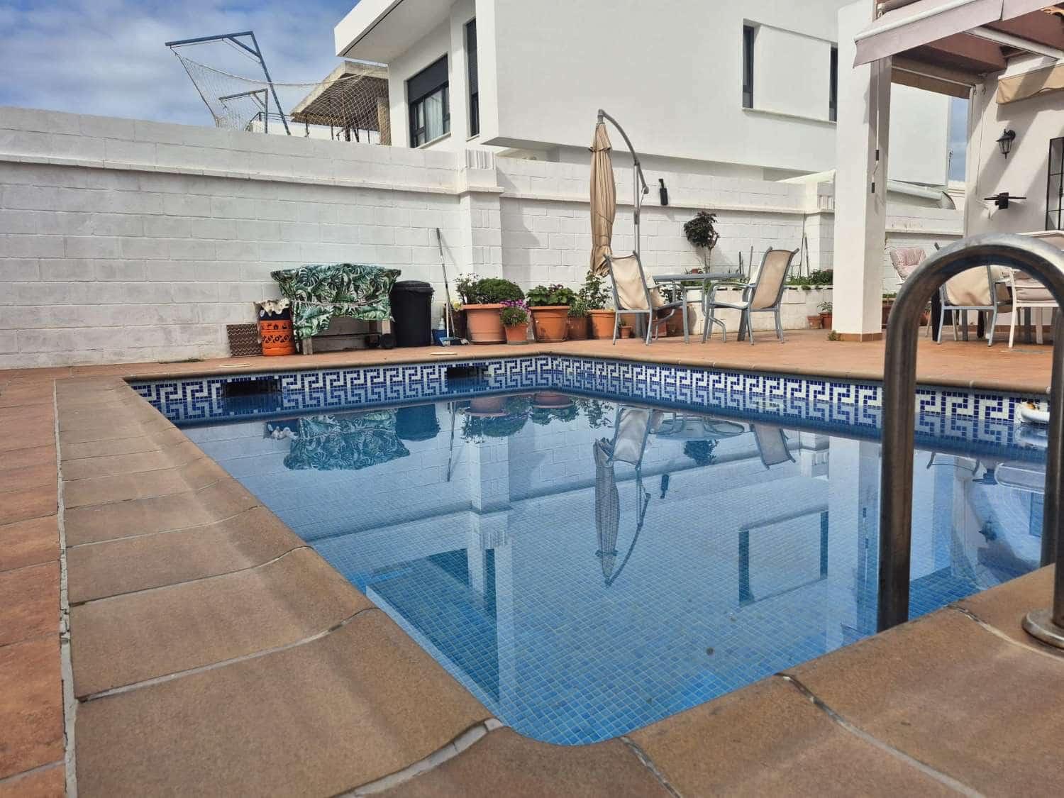 2 soverom Kjedet enebolig til salgs i Alhaurin de la Torre med svømmebasseng garasje - € 470 000 (Ref: 9665874)