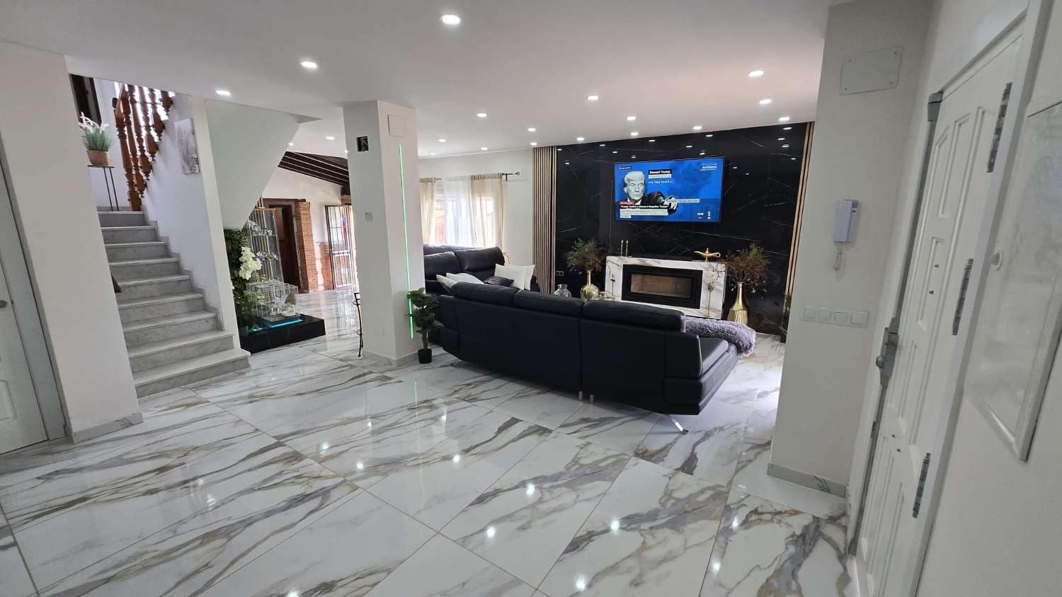 5 bedroom Villa for sale in Alhaurin de la Torre with pool garage - € 975,000 (Ref: 9676726)