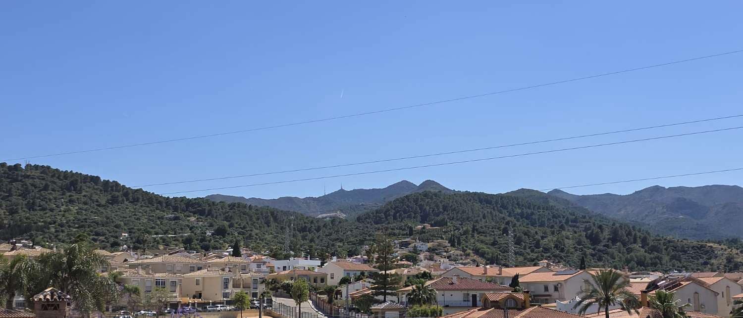 6 quarto Moradia Geminada para venda em Alhaurin de la Torre com piscina - 575 000 € (Ref: 9859041)