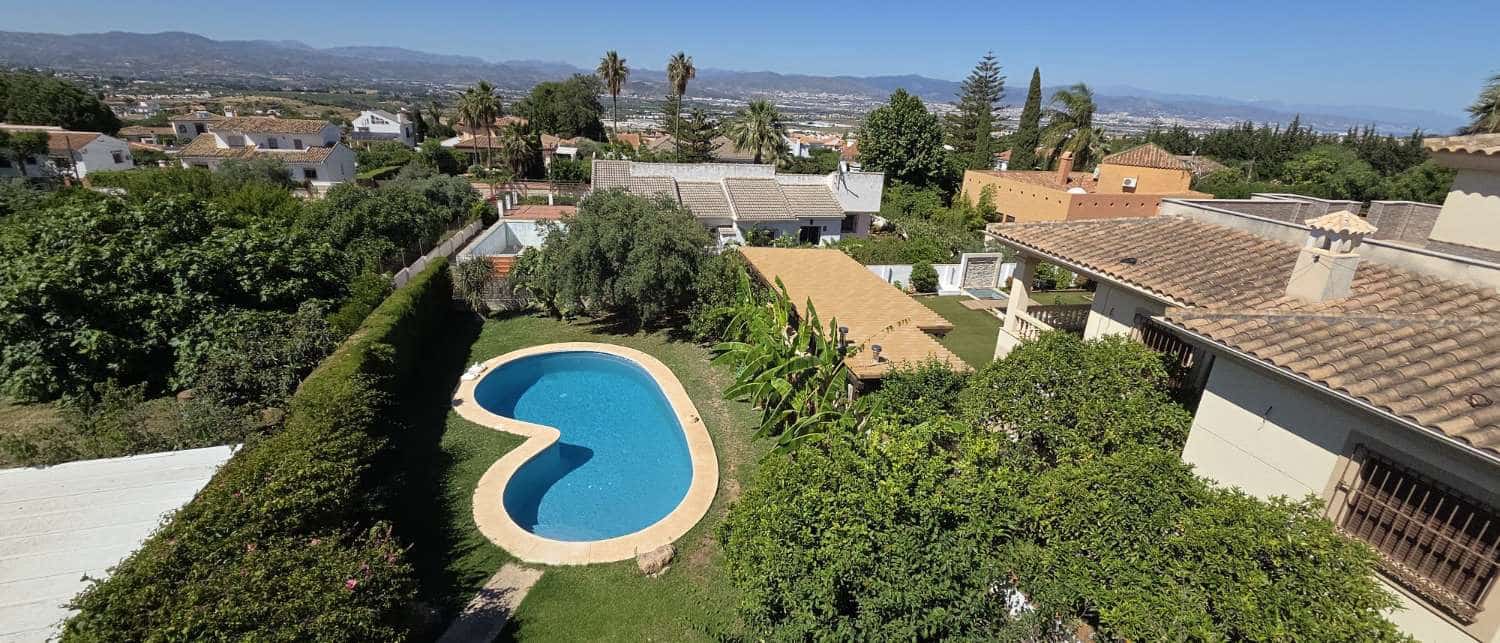 6 quarto Moradia Geminada para venda em Alhaurin de la Torre com piscina - 575 000 € (Ref: 9859041)