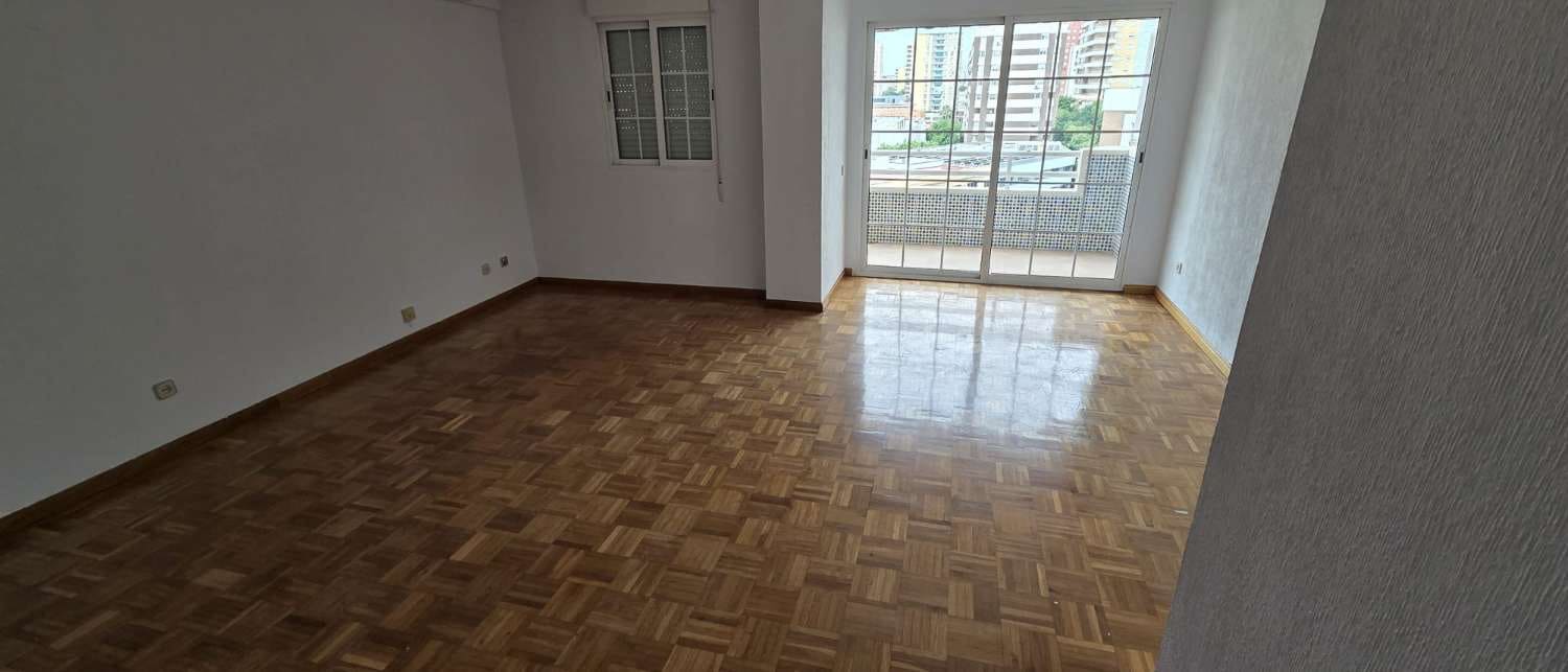 4 slaapkamer Penthouse te huur in Malaga stad met garage - € 2.200 (Ref: 9974622)