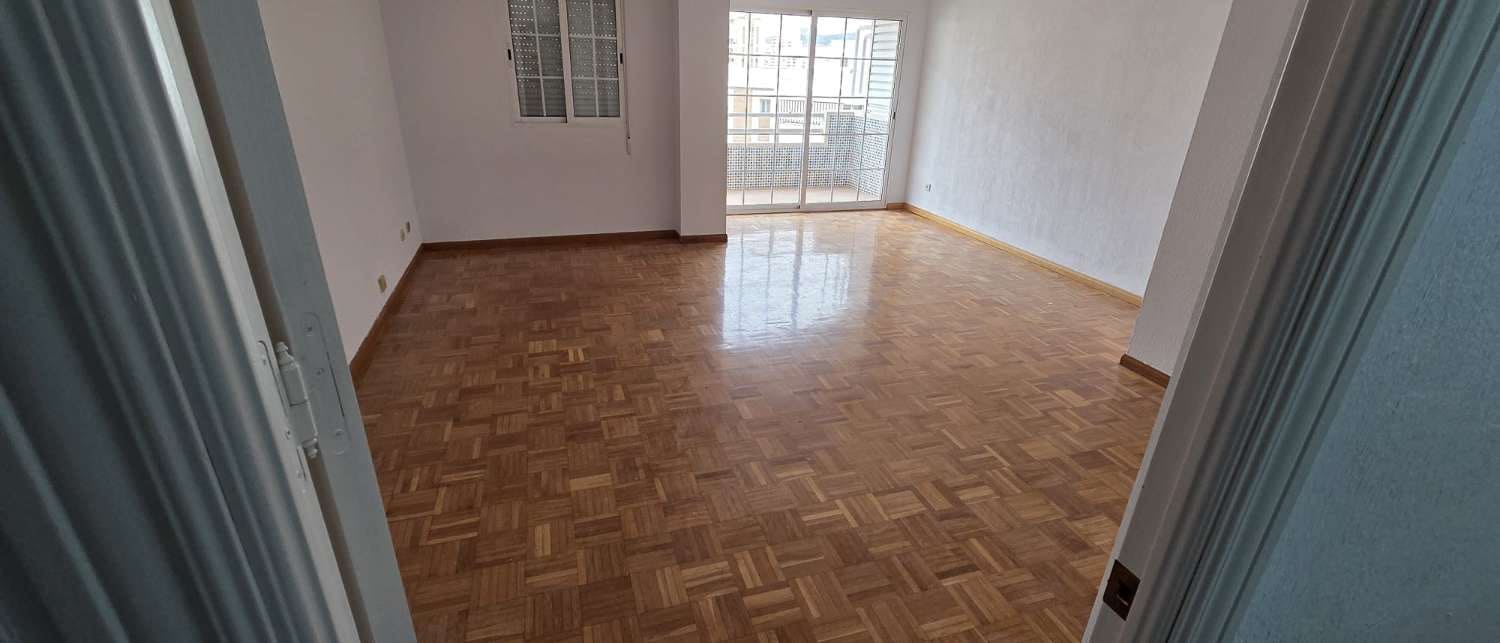 4 slaapkamer Penthouse te huur in Malaga stad met garage - € 2.200 (Ref: 9974622)