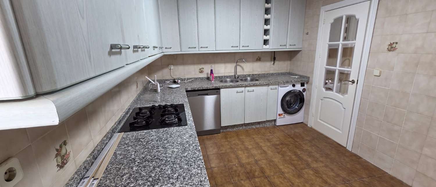 4 slaapkamer Penthouse te huur in Malaga stad met garage - € 2.200 (Ref: 9974622)