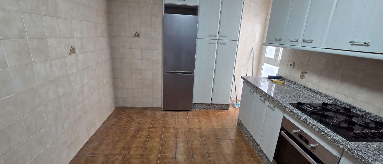 4 slaapkamer Penthouse te huur in Malaga stad met garage - € 2.200 (Ref: 9974622)
