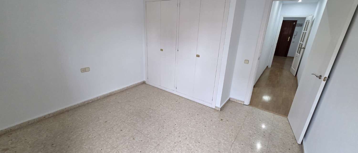 4 slaapkamer Penthouse te huur in Malaga stad met garage - € 2.200 (Ref: 9974622)