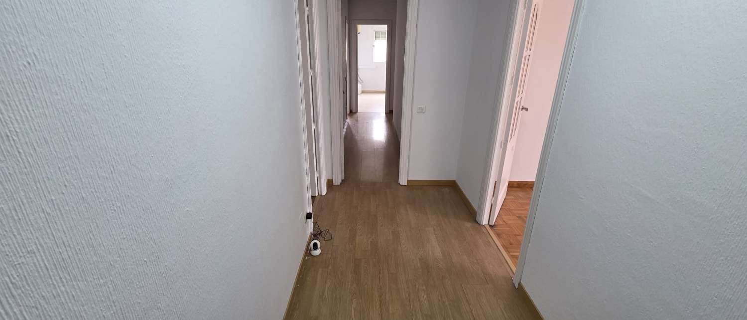 4 slaapkamer Penthouse te huur in Malaga stad met garage - € 2.200 (Ref: 9974622)