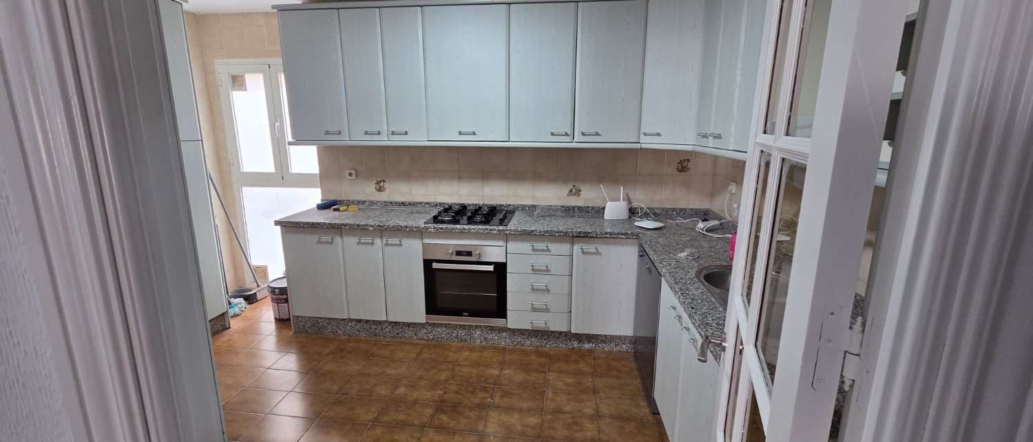 4 slaapkamer Penthouse te huur in Malaga stad met garage - € 2.200 (Ref: 9974622)