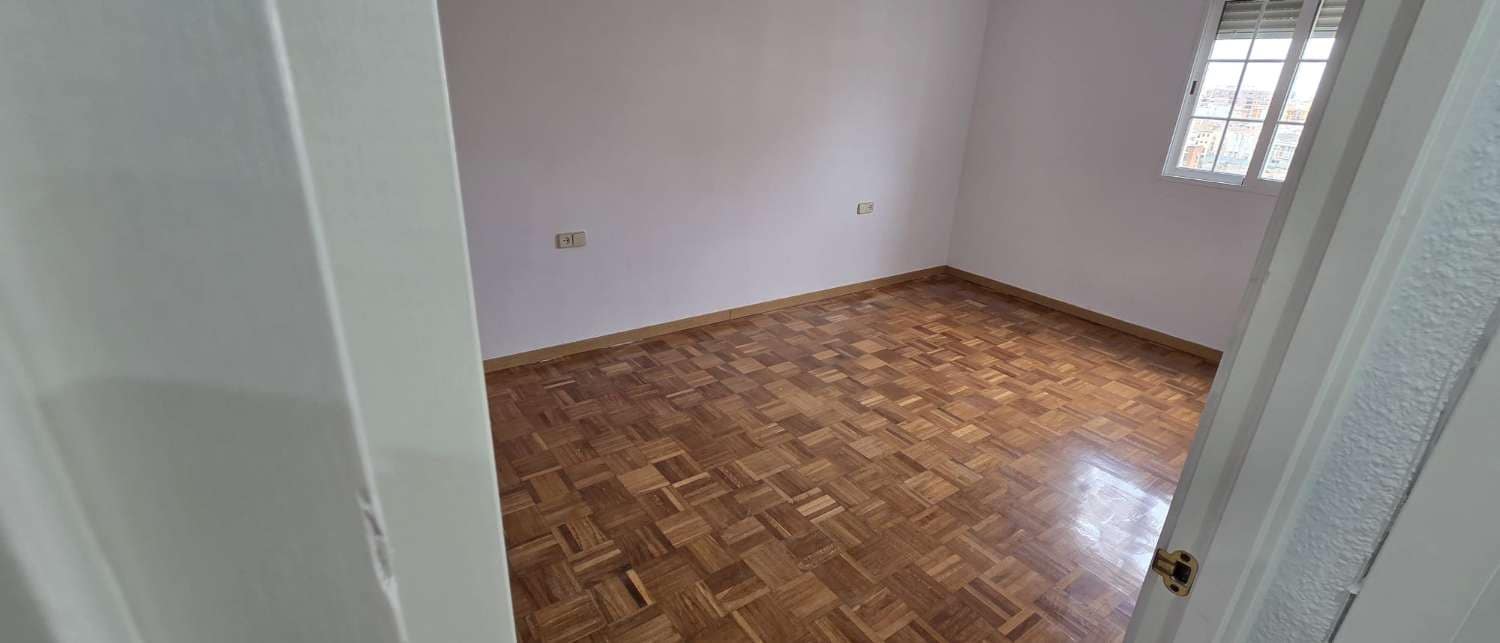 4 slaapkamer Penthouse te huur in Malaga stad met garage - € 2.200 (Ref: 9974622)
