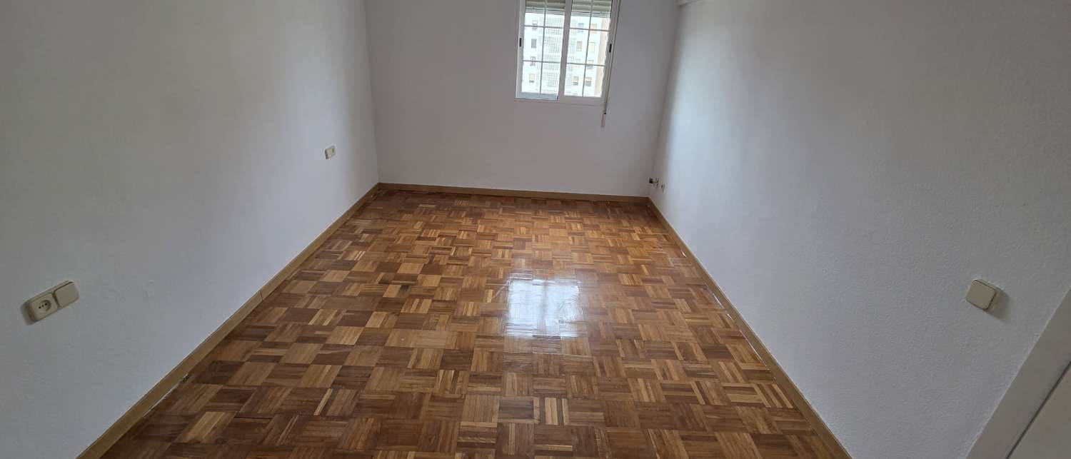 4 slaapkamer Penthouse te huur in Malaga stad met garage - € 2.200 (Ref: 9974622)