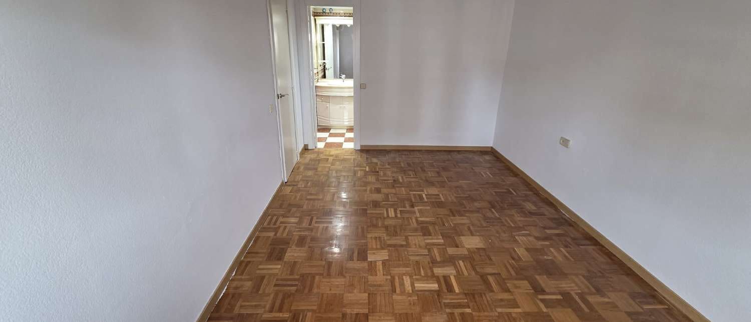 4 slaapkamer Penthouse te huur in Malaga stad met garage - € 2.200 (Ref: 9974622)
