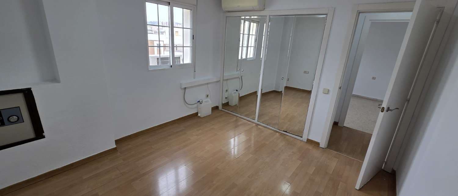 4 slaapkamer Penthouse te huur in Malaga stad met garage - € 2.200 (Ref: 9974622)