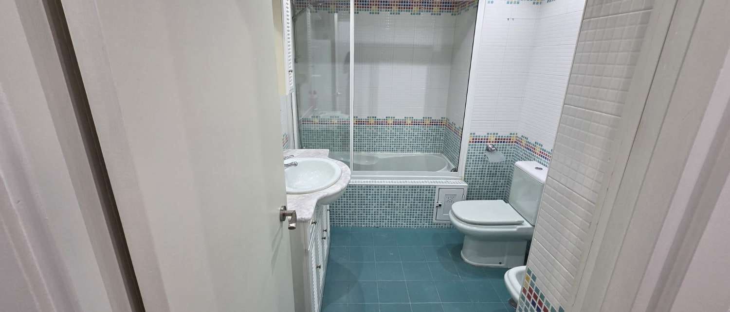 4 slaapkamer Penthouse te huur in Malaga stad met garage - € 2.200 (Ref: 9974622)