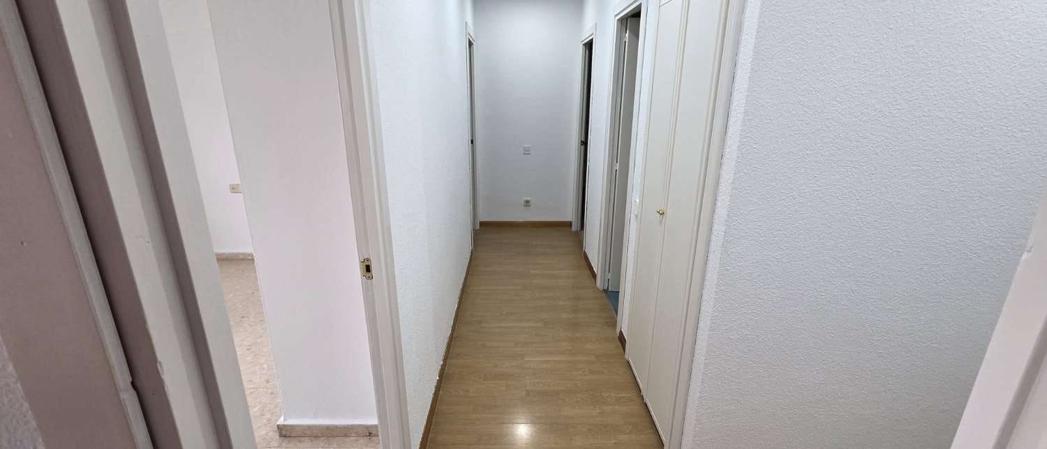 4 slaapkamer Penthouse te huur in Malaga stad met garage - € 2.200 (Ref: 9974622)