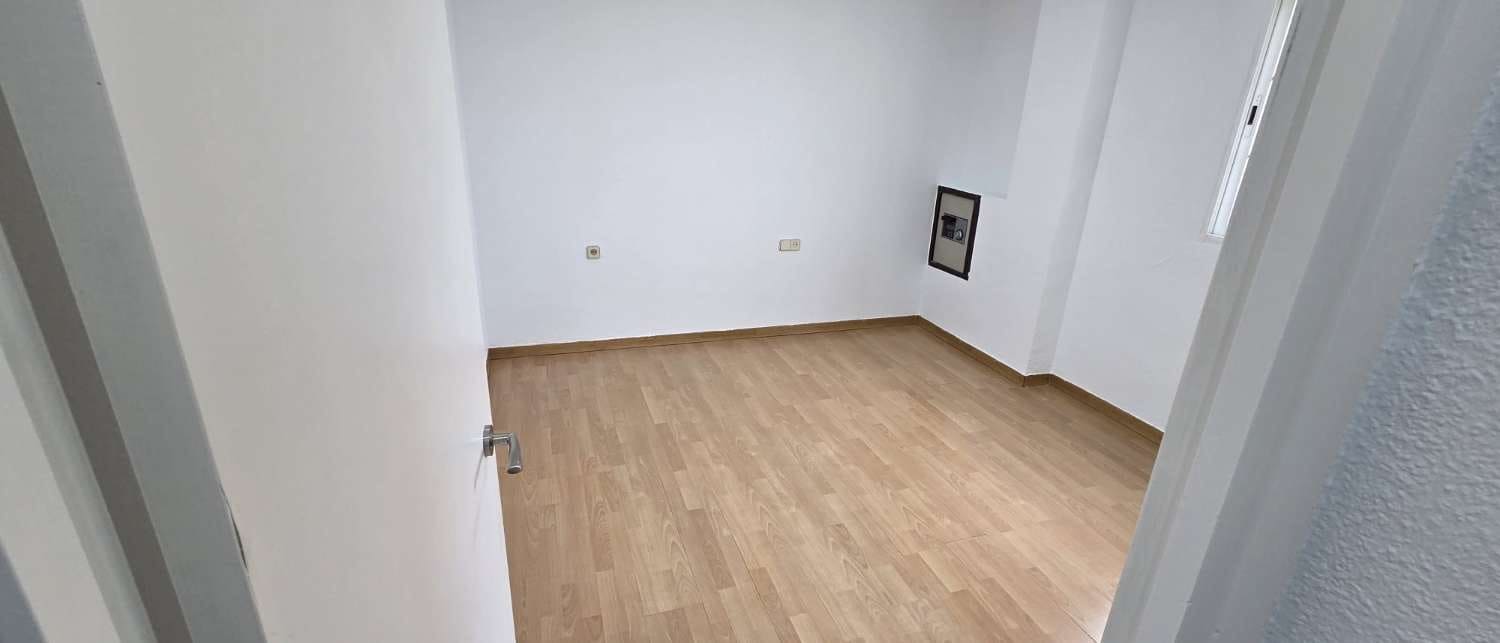 4 slaapkamer Penthouse te huur in Malaga stad met garage - € 2.200 (Ref: 9974622)