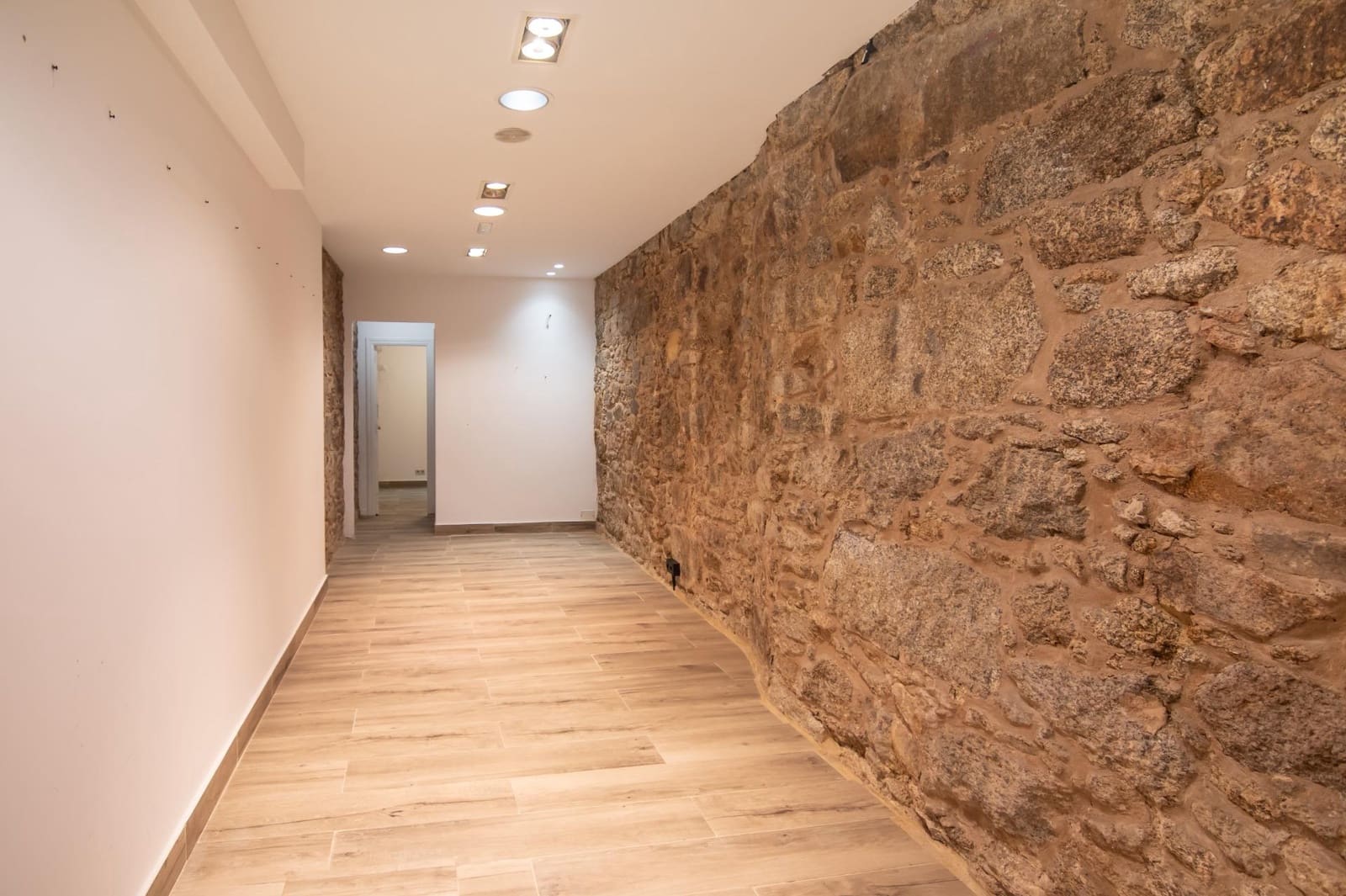 Commercial for rent in A Coruna city - € 1,850 (Ref: 10035500)