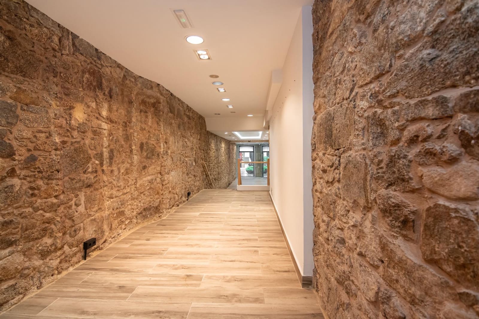 Commercial for rent in A Coruna city - € 1,850 (Ref: 10035500)