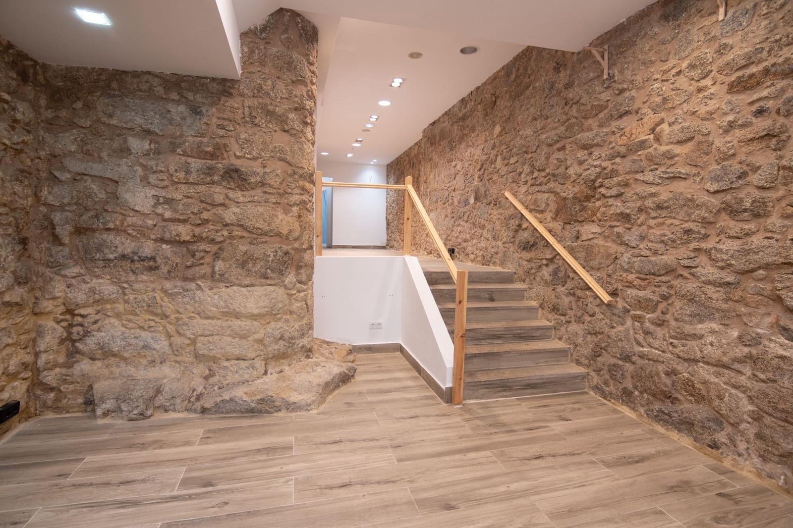 Commercial for rent in A Coruna city - € 1,850 (Ref: 10035500)