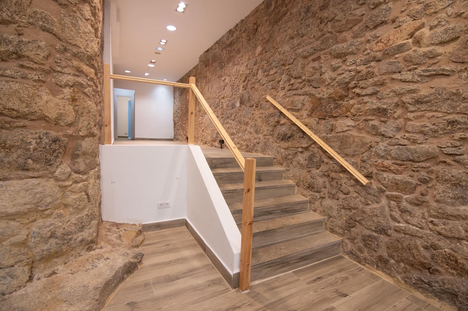 Commercial for rent in A Coruna city - € 1,850 (Ref: 10035500)