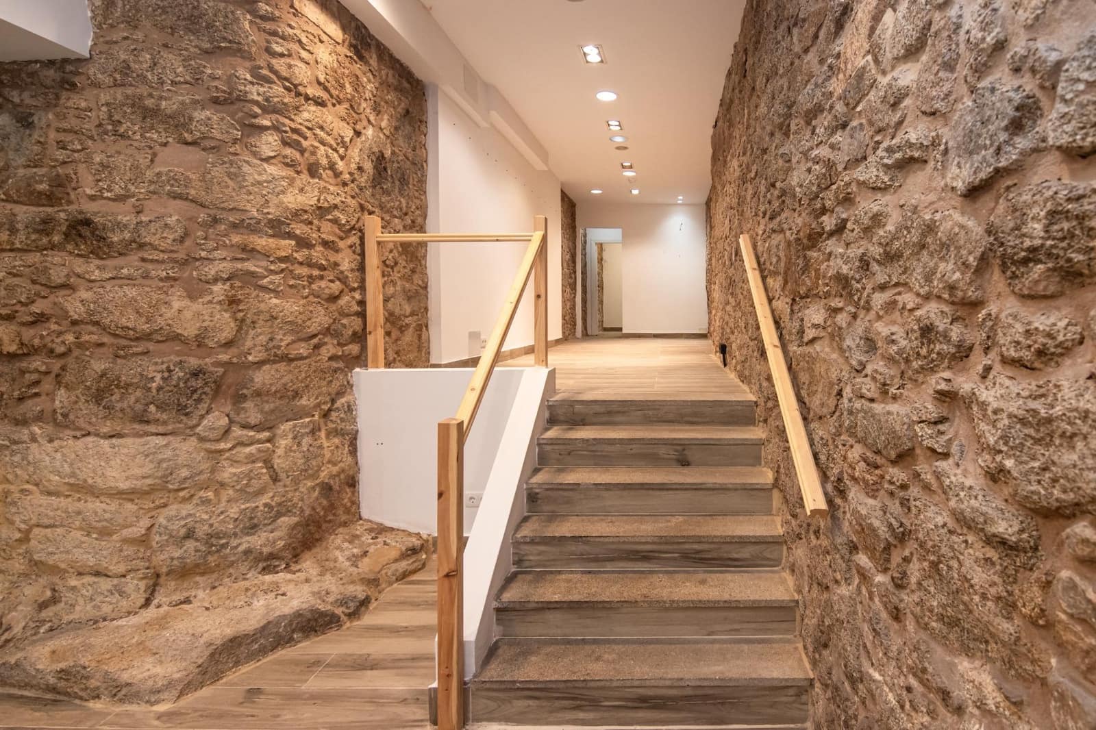 Commercial for rent in A Coruna city - € 1,850 (Ref: 10035500)